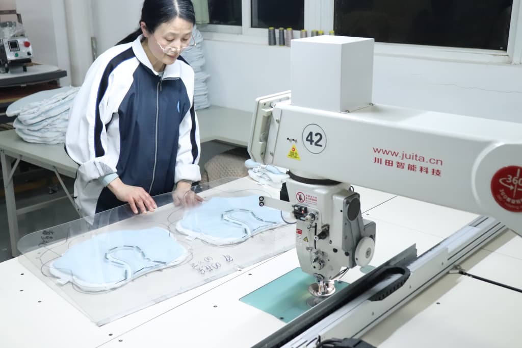 Template sewing machine producing shaped textile components